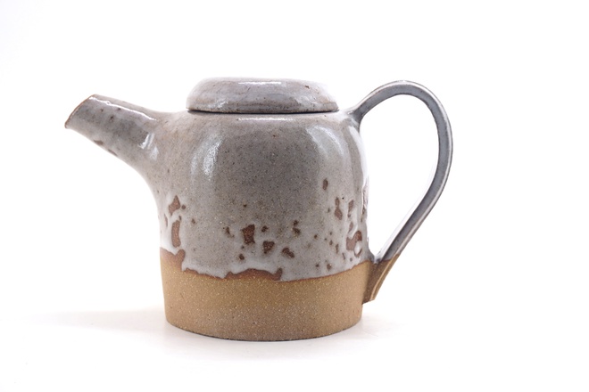 Theepot kiezel glazuur op roodbakkende steengoedklei