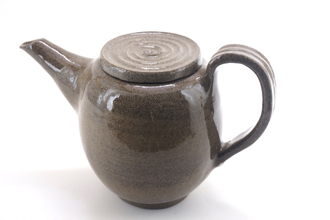 Theepot met transparant glazuur op grijze spikkelklei
