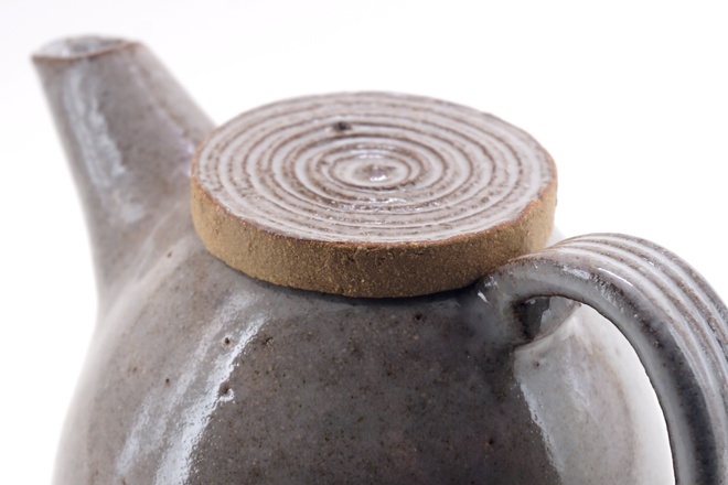 Theepot met kiezel glans glazuur op roodbakkende steengoedklei