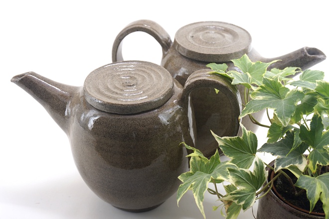 Theepot met transparant glazuur op grijze spikkelklei