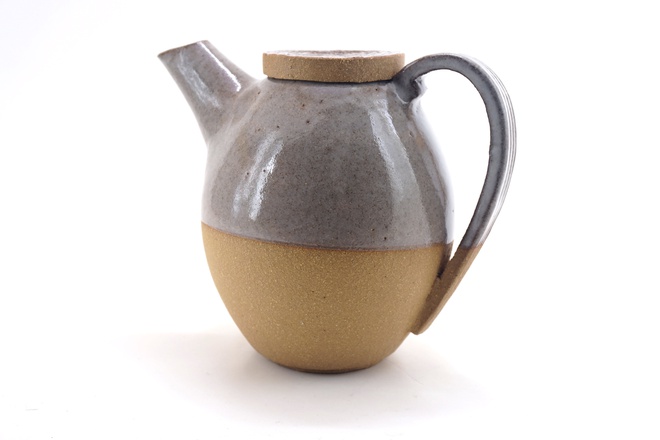 Theepot met kiezel glans glazuur op roodbakkende steengoedklei