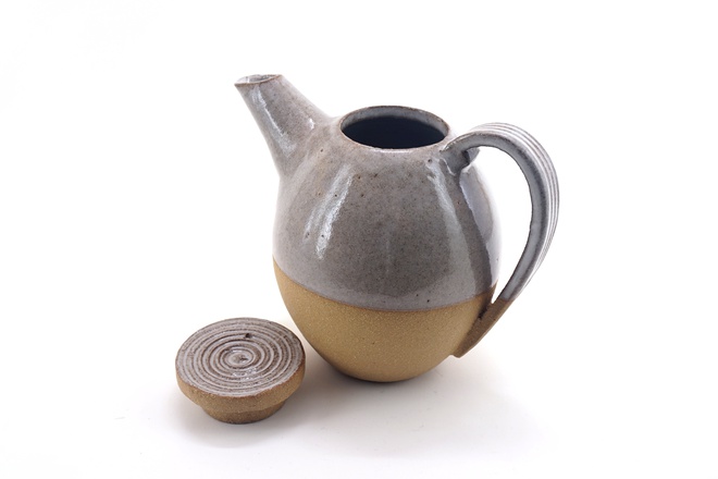 Theepot met kiezel glans glazuur op roodbakkende steengoedklei
