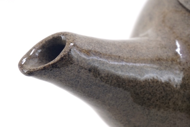 Theepot met transparant glazuur op grijze spikkelklei
