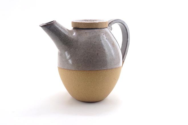 Theepot met kiezel glans glazuur op roodbakkende steengoedklei