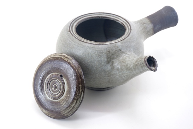 Yokode Kyūhu - theepot van zwarte klei met winterwit glazuur