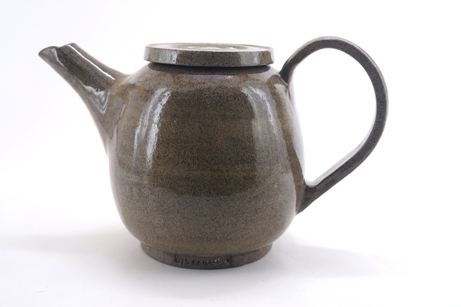 Theepot met transparant glazuur op grijze spikkelklei