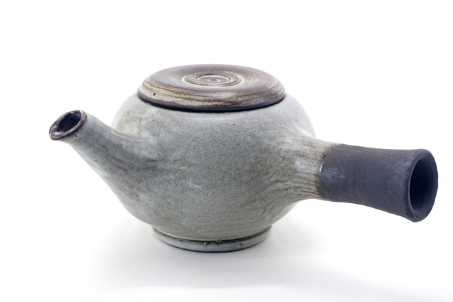 Yokode Kyūhu - theepot van zwarte klei met winterwit glazuur