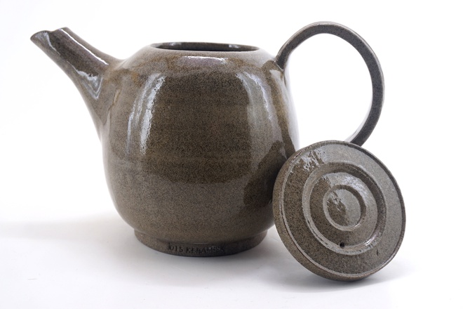 Theepot met transparant glazuur op grijze spikkelklei