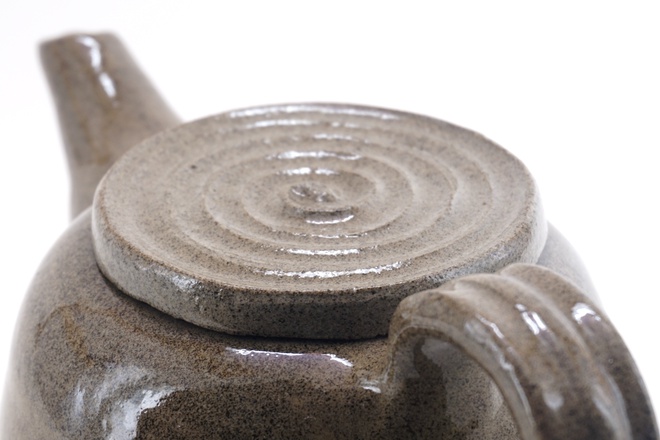 Theepot met transparant glazuur op grijze spikkelklei