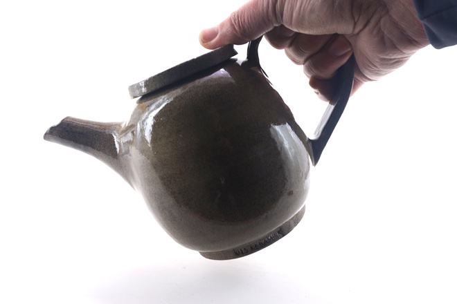 Theepot met transparant glazuur op grijze spikkelklei
