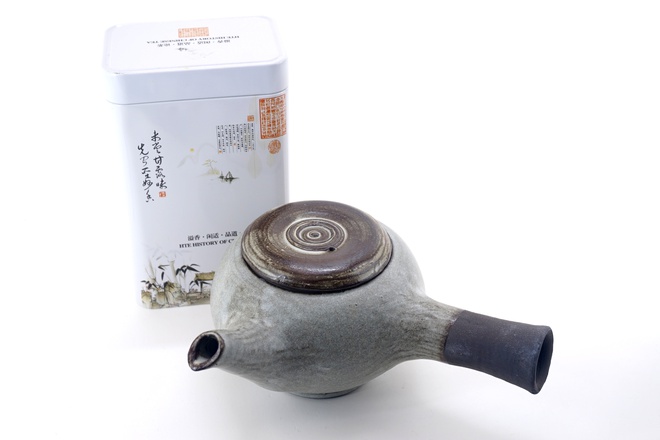 Yokode Kyūhu - theepot van zwarte klei met winterwit glazuur