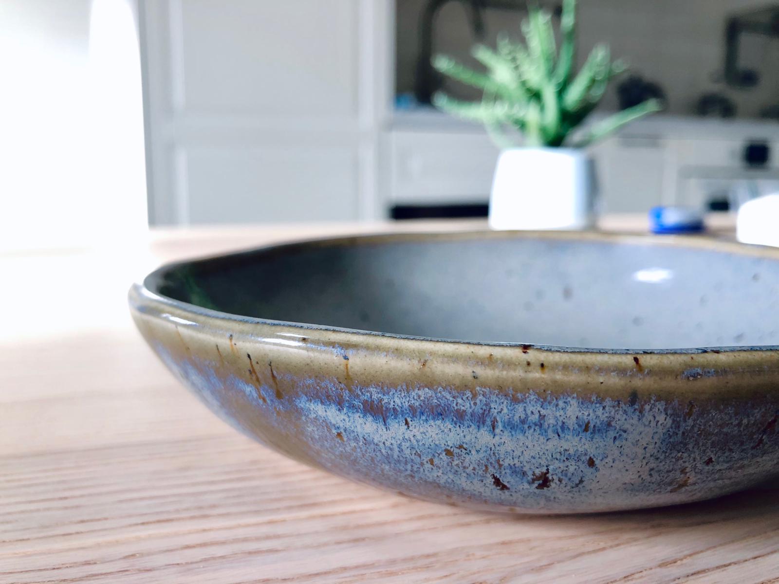 
                        Licht blauwe handgemaakte schaal